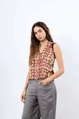 Top de lycra estampado de corte al cuello y ajuste elástico.