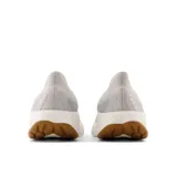 Championes New Balance Fresh Foam X 1080 Unlaced color gris claro, sin cordones, con capellada de tejido de punto elástico y suela de goma con tecnología Fresh Foam X.