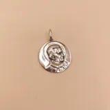 Medalla redonda de plata 925 con el perfil en relieve de San Juan Bosco, rodeado por un halo.