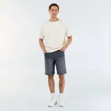 Bermuda vaquera de corte slim fit en color gris con efecto lavado vintage, con bolsillos laterales y traseros y cierre de botón y cremallera.