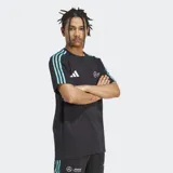 Remera negra de algodón con cuello redondo y mangas cortas. Presenta el logo de Adidas en blanco y el logo de Mercedes - AMG Petronas Formula One Team en blanco y celeste en el pecho. Tiene tres rayas celestes en los hombros.