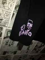 Remera negra de algodón con estampa amarilla y blanca con la frase "Eat my shorts" y la boca de Bart Simpson.