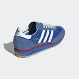Championes Adidas SL 72 RS, color azul con detalles en blanco y rojo. Capellada de cuero y gamuza, forro sintético, entresuela de EVA y suela de goma.
