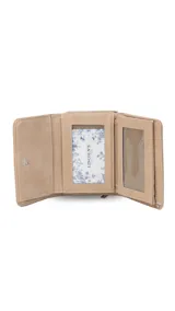 Billetera mediana de símil cuero amarillo, con solapa y broche a presión, compartimento con cierre y múltiples tarjeteros en el interior. Incluye caja de presentación estampada.