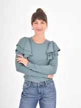 Remera de manga larga en color azul claro, confeccionada en tejido acanalado, con detalle de volados en los hombros y cuello redondo.