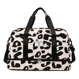 Bolso deportivo de viaje marca Zuomanni, con estampado animal print de leopardo en blanco y negro. Cuenta con doble asa de mano, correa de hombro ajustable y extraíble, y un compartimento inferior independiente con cierre.