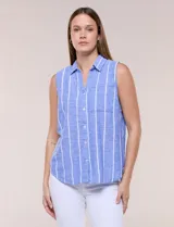 Musculosa de lino a rayas, con cuello con solapa, escote en V, cierre frontal con botones y un bolsillo aplicado en el pecho.
