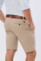 Bermuda clásica azul marino confeccionada en gabardina liviana de algodón con elastano, de corte recto y diseño liso.