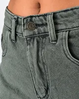 Jeans balloon color verde militar, de tiro alto, corte holgado en las piernas y diseño de cinco bolsillos con estampa de texto en el bolsillo trasero.