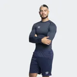 Remera térmica de manga larga Umbro, confeccionada en tejido elástico de ajuste al cuerpo, con cuello redondo y logo de la marca estampado en el pecho.