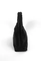 Cartera tipo hobo de cuero sintético bordó, con diseño trenzado y asa integrada.