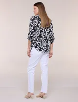 Blusa Zac & Rachel de gasa estampada con patrón multicolor, cuello mao con escote en V y botones frontales. Cuenta con detalles plisados en el frente y mangas largas con sistema para ajustar.