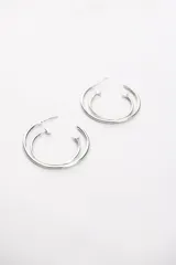 Aros de plata 925 con diseño de argolla doble concéntrica y cierre de pin.