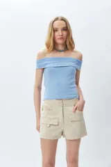 Short color beige de tiro alto y tela liviana con grandes bolsillos.