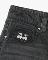 Jean de corte recto y tiro medio, color negro lavado. Presenta bolsillos traseros con detalle de parche bordado con el logo de la marca y etiqueta de cuero en la cintura.