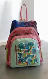 Mochila de cuero multicolor pintada a mano, diseño artístico con bolsillos con cierre y manija superior.