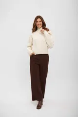 Sweater de punto con cuello alto, manga larga y corte holgado.