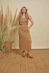 Top sin mangas de tejido de punto con acabado brillante tipo lurex en color dorado, con escote en V.