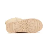 Pantubota de caña alta color beige, con interior forrado en corderito sintético y suela de goma en tono a juego.