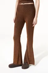 Pantalón acampanado de lurex color marrón con cintura alta elastizada.