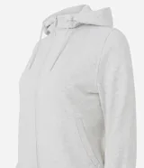 Campera deportiva Get Over de corte regular en color bordó, confeccionada en mezcla de algodón y poliéster. Posee capucha con cordón ajustable, cierre frontal de cremallera, mangas largas y bolsillos laterales tipo canguro.