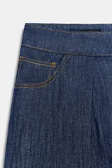 Pantalón confeccionado con lino de tiro alto con pliegues delanteros y cinco bolsillos. Presenta pernera holgada y cierre frontal con cremallera, botón interior y gancho.