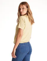 Remera de modal marca Philosophy, con diseño de cuello volcado y mangas cortas.