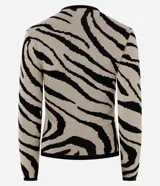 Suéter de punto con diseño jacquard de estampado animal print de cebra, cuello redondo, mangas largas y terminaciones acanaladas en puños y ruedo.