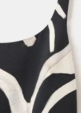 Vestido corto con estampado animal print de cebra en blanco y negro, de corte recto, escote cuadrado, tirantes finos y sin mangas.