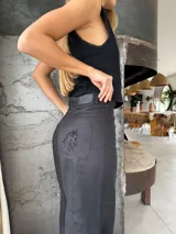 Pantalón sastrero de lino en color beige, de corte recto y tiro alto. Presenta un delicado bordado de un caballo en uno de los bolsillos traseros y costuras en contratono.