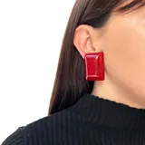 Aros colgantes rectangulares de resina color rojo brillante con ajuste de clip.