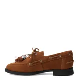 Mocasín de mujer estilo náutico confeccionado en gamuza color marrón caramelo. Presenta cordones decorativos, detalle de borla frontal y suela plana de goma negra.