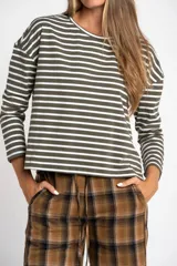 Remera de manga larga, corte al cuerpo, con cuello redondo. Presenta un patrón de rayas horizontales en color marrón óxido y azul marino.