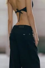 Jean de corte oversize y tiro medio-bajo, confeccionado en algodón, con diseño de cinco bolsillos y cierre frontal con botón metálico.