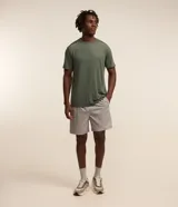 Remera deportiva masculina de manga corta con cuello redondo, confeccionada en tejido técnico con tecnología Dry para mayor transpirabilidad. Presenta detalles reflectantes en los hombros y un diseño liso en color verde melange.