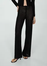 Pantalon de punto crochet color negro, con diseño recto, largo y cintura elástica con cordón ajustable.