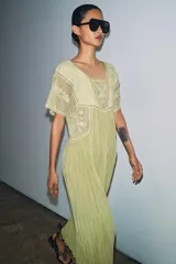 Vestido midi de Zara Woman Collection confeccionado en mezcla de viscosa color verde claro. Presenta escote cuadrado, manga corta, detalles de bordados a tono en la parte superior y falda plisada con bajo satinado.