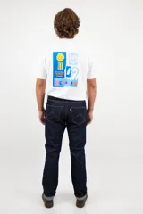 Jean clásico de corte recto, cinco bolsillos, color azul oscuro. Confeccionado en denim de 14 onzas sin elastano, con botones de cobre y costuras color camel.