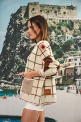 Cárdigan con espíritu vintage y mix de texturas, tejido en jacquard, con bolsillos frontales contrastantes, botones grandes, bordado a mano en manga y etiqueta de cuero con logo Anthea en la parte trasera.