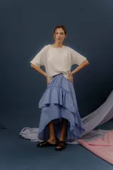 Pollera larga celeste de diseño fluido, confeccionada en algodón, con capas asimétricas, volados y cintura elástica.