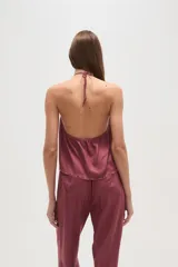 Pantalon de corte recto confeccionado en viscosa, con costuras frontales decorativas con efecto desflecado y aberturas en el ruedo.