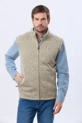 Chaleco de felpa en color azul, con cierre frontal completo, cuello alto y bolsillo vertical en el pecho.