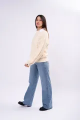 Sweater de punto con diseño de trenzas y rombos, color marrón, de cuello redondo y corte holgado.