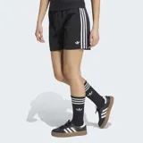 Short Adidas Firebird Classic de color negro con las tres tiras blancas características en los laterales y el logo del trifolio bordado en una pierna. Confeccionado en tejido de punto con cintura elástica.