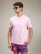 Remera de hombre color petróleo, de corte clásico y manga corta.