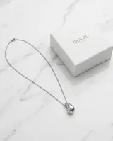 Collar de acero inoxidable con cadena de eslabones finos y dije pasante en forma de gota lisa con acabado brillante.