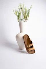 Sandalias negras con dos tiras anchas sobre el empeine, hebillas doradas ajustables y plantilla anatómica.