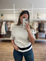 Sweater color beige con mangas murciélago y detalle de rib en puños y ruedo.