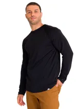 Remera de manga larga de hombre, color negro, con mangas raglán y tecnología de control de temperatura y protección solar.
