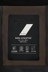 Pantalón deportivo de esquí color negro, confeccionado en tejido técnico impermeable de tres capas con costuras y cremalleras termoselladas. Cuenta con tirantes elásticos regulables, cintura ajustable, bolsillos frontales con cierre, refuerzos en la parte inferior de la pernera y sistema de rescate RECCO integrado.